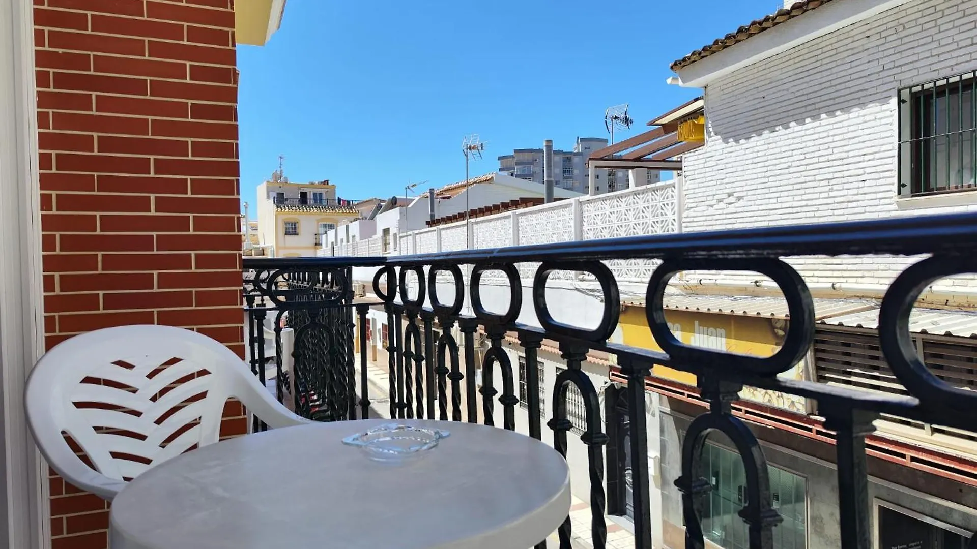 Apartamentos Leonor Carihuela Torremolinos