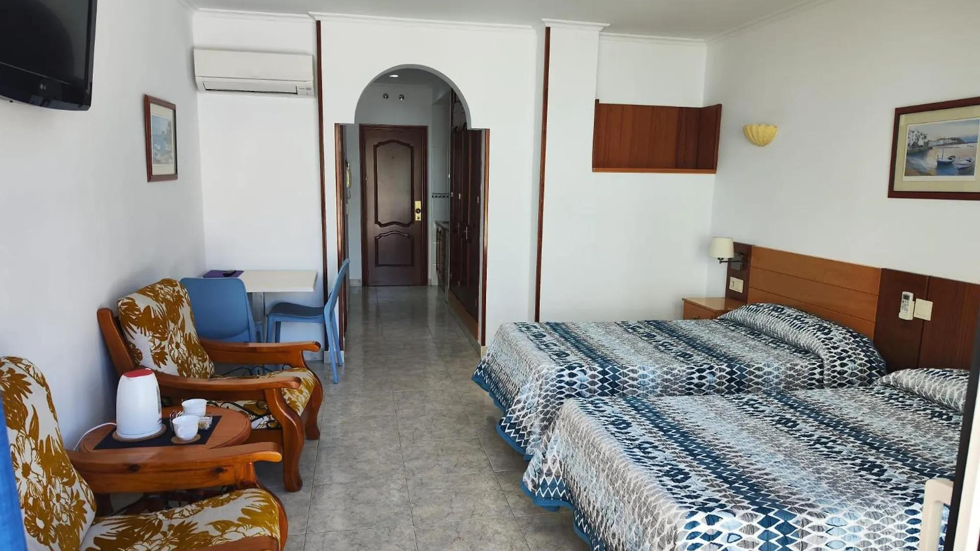 Apartamentos Leonor Carihuela Torremolinos Spain